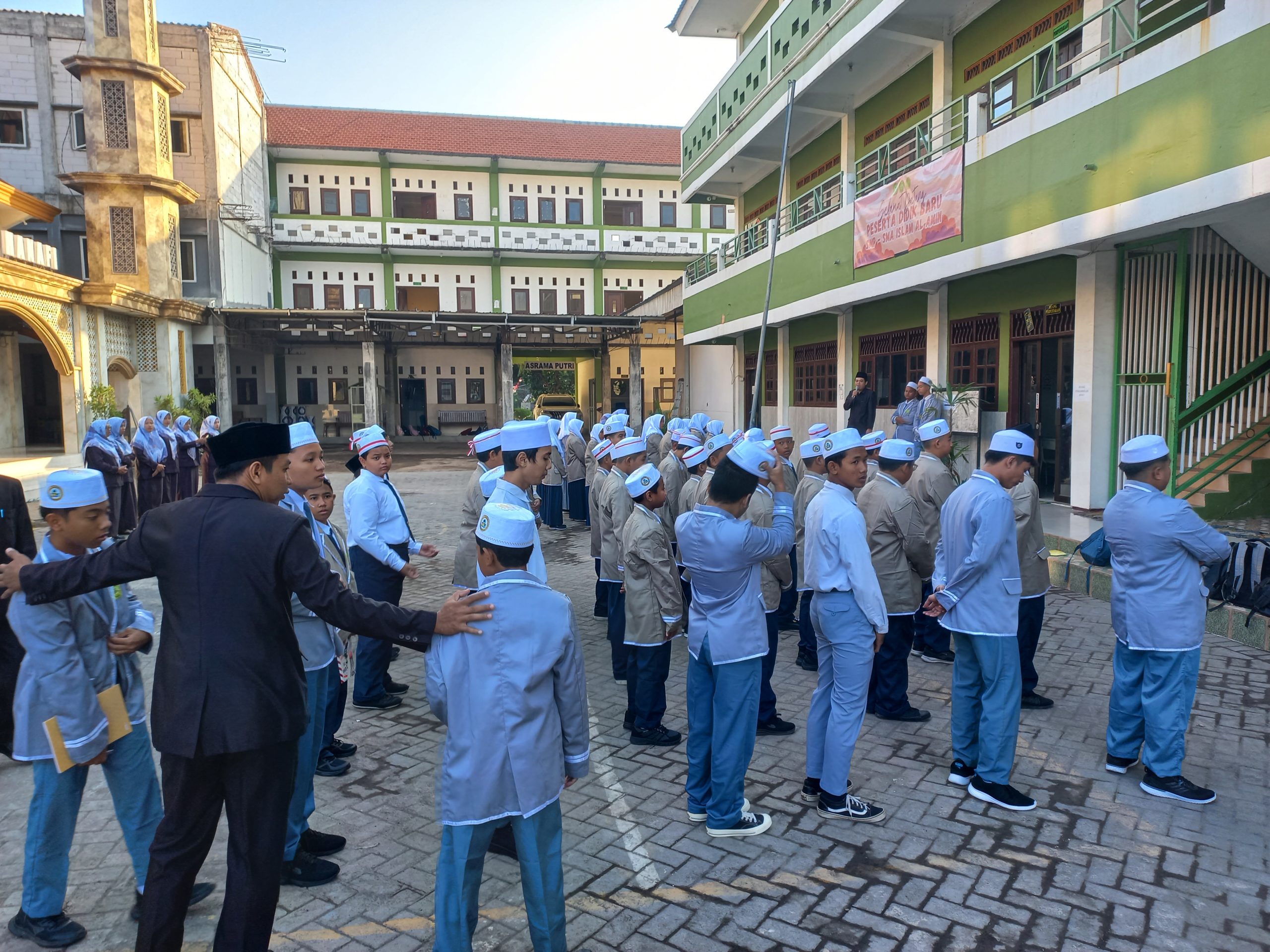 MPLS atau Masa Pengenalan Lingkungan Sekolah adalah program orientasi di sekolah yang bertujuan untuk memperkenalkan siswa baru pada lingkungan dan budaya sekolah. Selama MPLS, siswa akan diajak untuk mengenal lebih dekat fasilitas, tata tertib, guru, staf, dan kegiatan ekstrakurikuler yang ada. Kegiatan ini juga memberikan kesempatan bagi siswa untuk membangun hubungan pertemanan dengan teman seangkatan serta memperkuat rasa percaya diri mereka di lingkungan baru. Biasanya, MPLS berlangsung selama beberapa hari pada awal tahun ajaran. Kegiatan dalam MPLS dirancang agar siswa dapat beradaptasi secara mental dan emosional, serta memahami peraturan sekolah dengan baik. Kegiatan-kegiatan yang diselenggarakan meliputi perkenalan dengan wali kelas, pengenalan cara belajar yang efektif, hingga pembentukan sikap disiplin dan tanggung jawab. MPLS juga mengajarkan nilai-nilai etika dan budaya positif yang diharapkan bisa diterapkan selama siswa bersekolah. Dengan adanya MPLS, siswa baru diharapkan dapat beradaptasi lebih cepat dan merasa nyaman dalam lingkungan sekolah mereka.